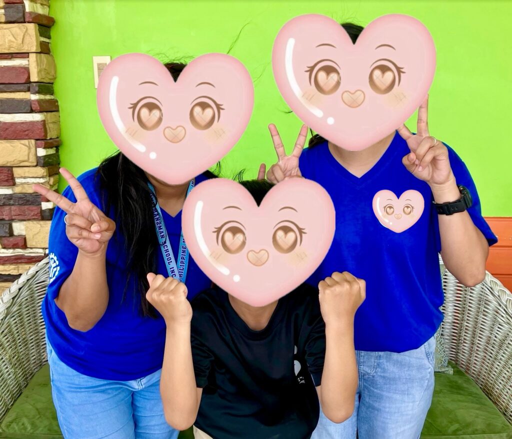 語学学校でスタッフと一緒に写る親子留学中の子ども