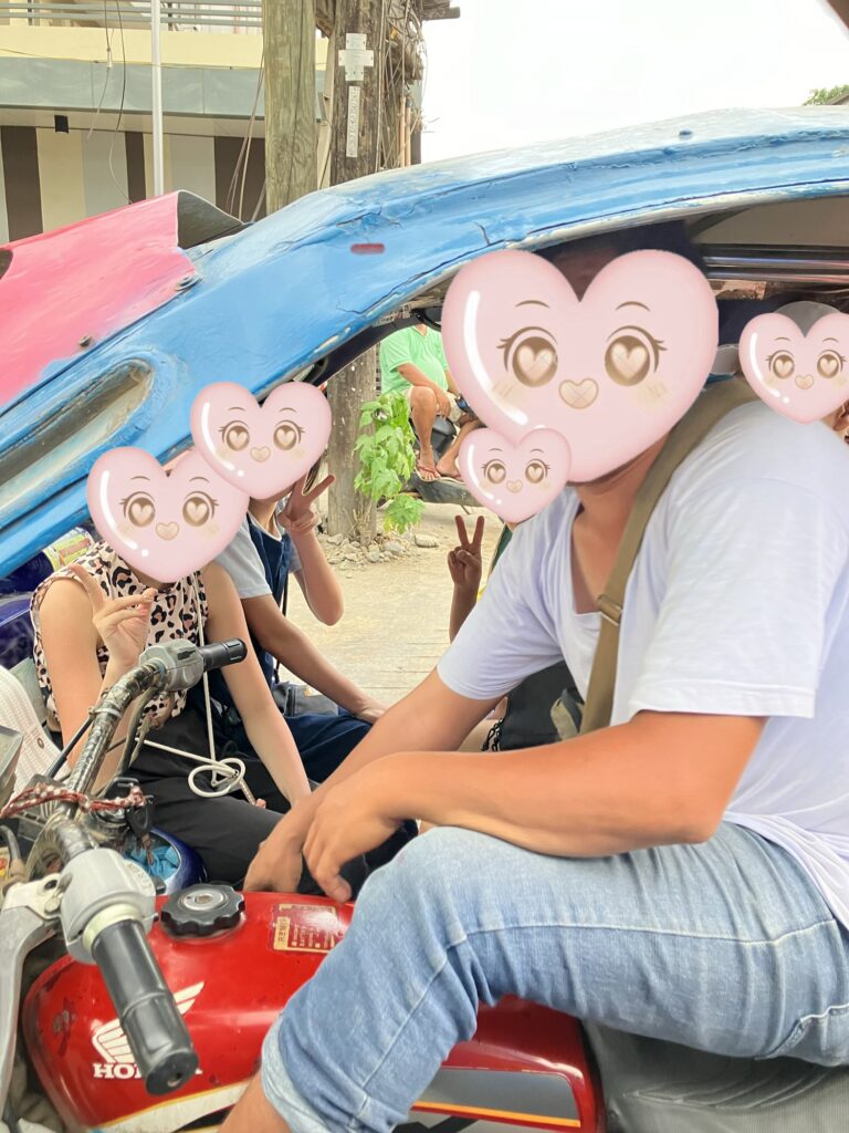 トライシクルに載っている写真