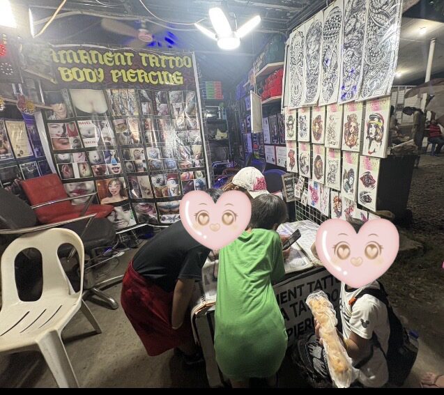 お店の人とヘナタトゥーを選んでいる様子