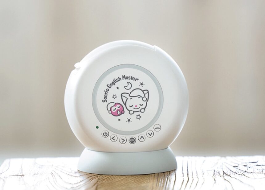 サンリオイングリッシュマスターの本体。丸いフォルムにサンリオキャラクターがデザインされた白いスピーカー型の英語学習機器