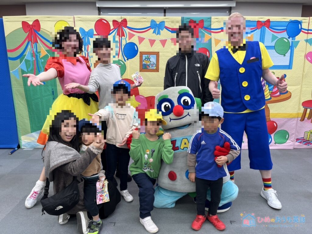 ディズニー英語システムのイベントでキャストやキャラクターのZAPPYと一緒に記念撮影した集合写真(顔はモザイク処理)