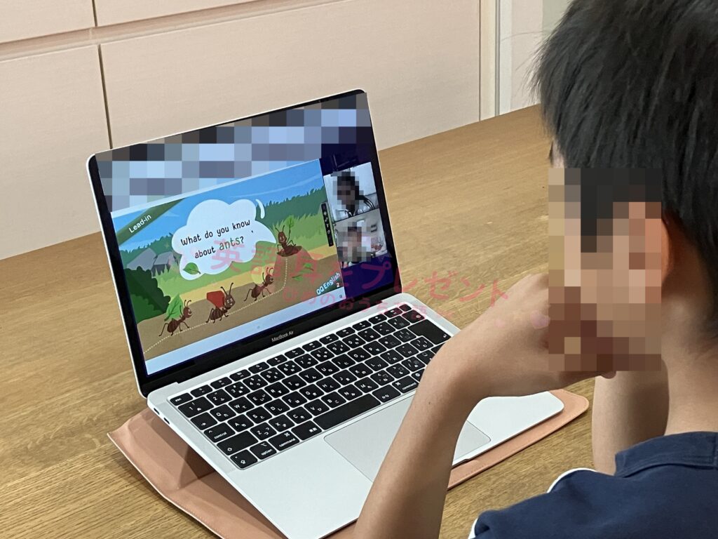 QQ Englishの体験レッスンで「What do you know about ants?」というアリについての導入スライドが表示された画面